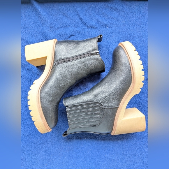 Dolce Vita Black Leather Ankle Boots with Tan Sole - Picture 3 of 6